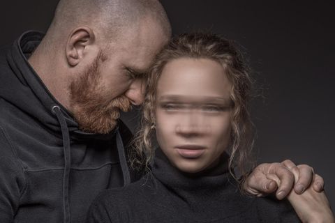 Beziehungen scheitern selten an kleinen Schonungslügen, sondern daran, dass das Vertrauen langsam verschwimmt