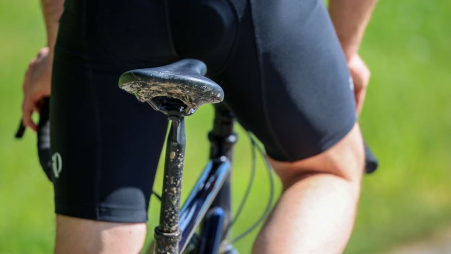 Schont den Po: Gepolsterte Radsporthose, passender Sattel und Pflege helfen dabei, dass die Radtour nicht schmerzhaft endet. Fot