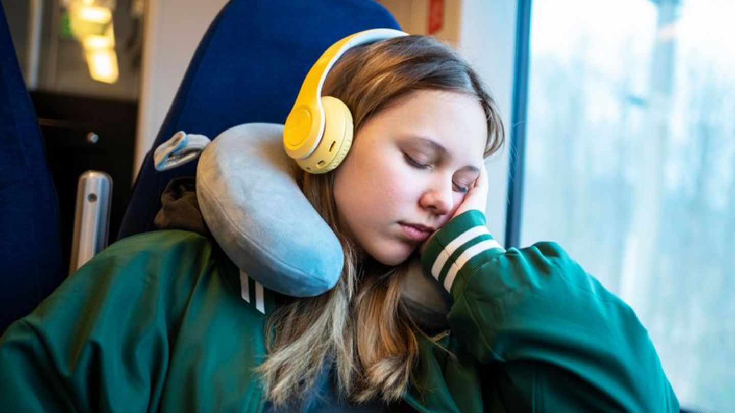 Nickerchen auf Reisen: Ein passendes Nackenkissen hilft dabei, dass der Hals nicht in eine unnatürliche Haltung gerät, wenn man