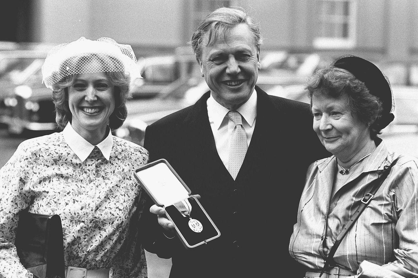 David Attenborough mit Frau und Tochter nach der Verleihung der Rittermedaille