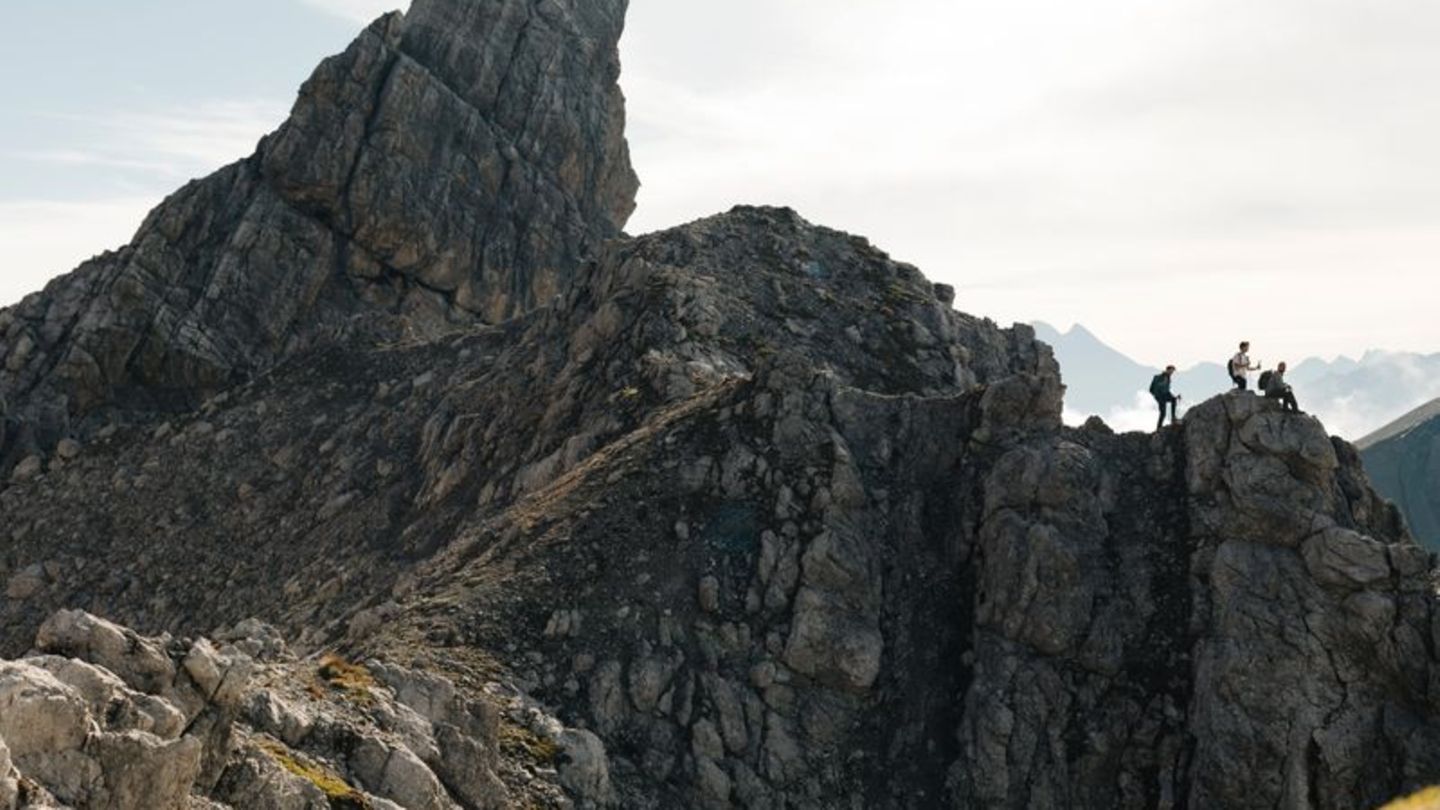 Mitunter eine Gratwanderung: Wandern auf dem Arlberg Trail. Foto: Arlberg Marketing GmbH/dpa-tmn
