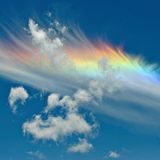 Der Name des Feuerregenbogens führt in die Irre. Hier brechen keine Wassertropfen das Licht, sondern Eiskristalle in hohen Feder- und Schleierwolken. Um den Effekt zu erzeugen, müssen die sechseckigen Plättchen nahezu waagerecht in der Luft schweben. Dann fächern sie seitlich einfallendes Licht auf wie ein Prisma. Eine weitere Voraussetzung: Die Sonne muss mindestens 57,8 Grad über dem Horizont stehen. Deshalb erscheint ein Zirkumhorizontalbogen bei uns höchstens im Sommer zur Mittagszeit.