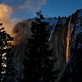Die untergehende Sonne lässt den Horsetail Fall im Yosemite-Nationalpark leuchten wie glühende Lava. Der "Firefall" ist nur im späten Februar zu bestaunen. Dann fällt die Abendsonne im perfekten Winkel auf die Formation El Capitan: Ein schmaler Lichtstreifen erhellt den Wasserfall, während die Felswand schon im Schatten liegt. Neben dem richtigen Timing sind zwei Dinge für das Schauspiel unerlässlich: ein klarer Himmel und genug Schmelzwasser, um den Wasserfall zu speisen.