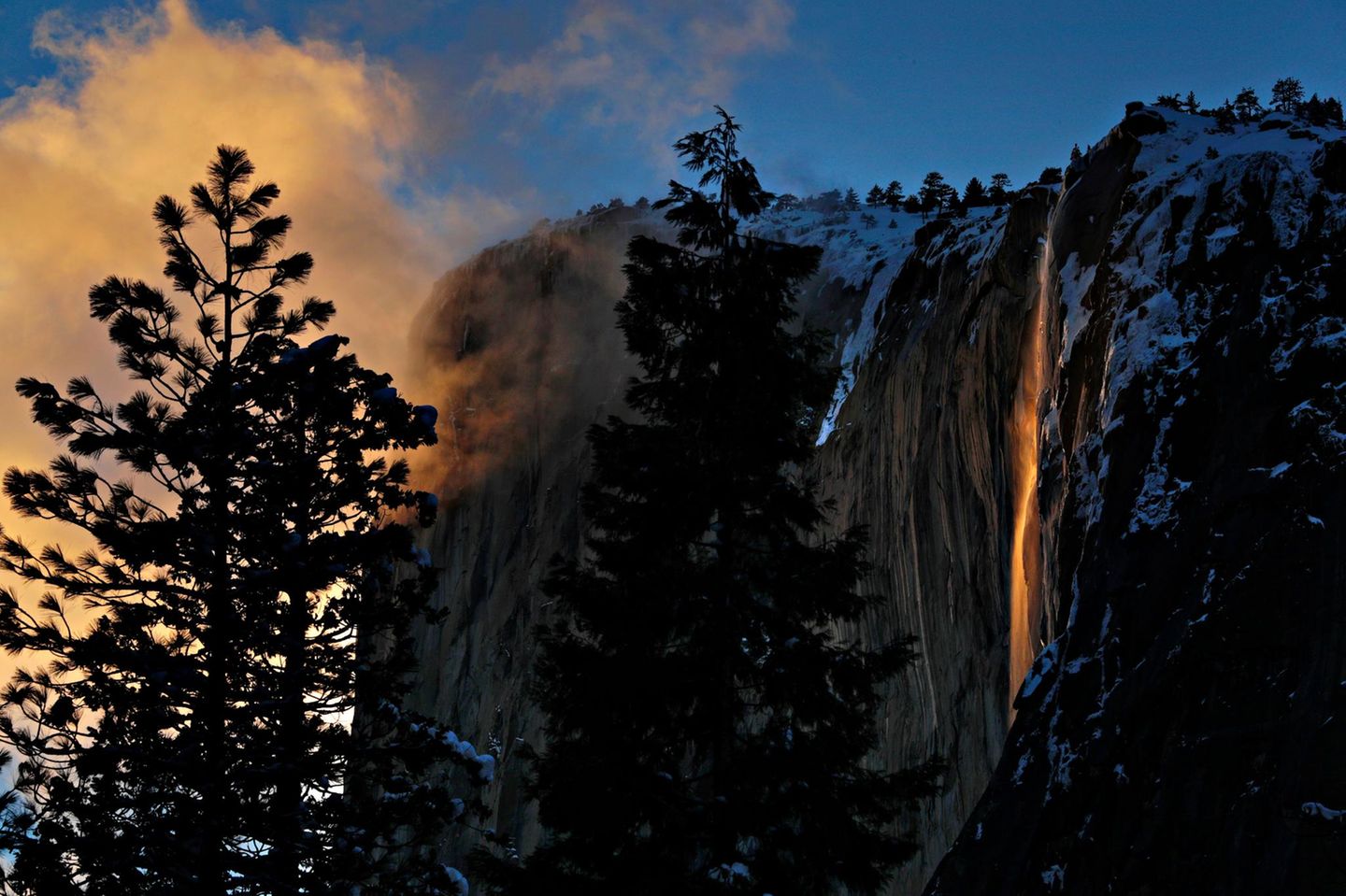 Die untergehende Sonne lässt den Horsetail Fall im Yosemite-Nationalpark leuchten wie glühende Lava. Der "Firefall" ist nur im späten Februar zu bestaunen. Dann fällt die Abendsonne im perfekten Winkel auf die Formation El Capitan: Ein schmaler Lichtstreifen erhellt den Wasserfall, während die Felswand schon im Schatten liegt. Neben dem richtigen Timing sind zwei Dinge für das Schauspiel unerlässlich: ein klarer Himmel und genug Schmelzwasser, um den Wasserfall zu speisen.