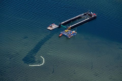Ein Lastkahn, der einen Buckelwal in der Ostsee transportieren soll