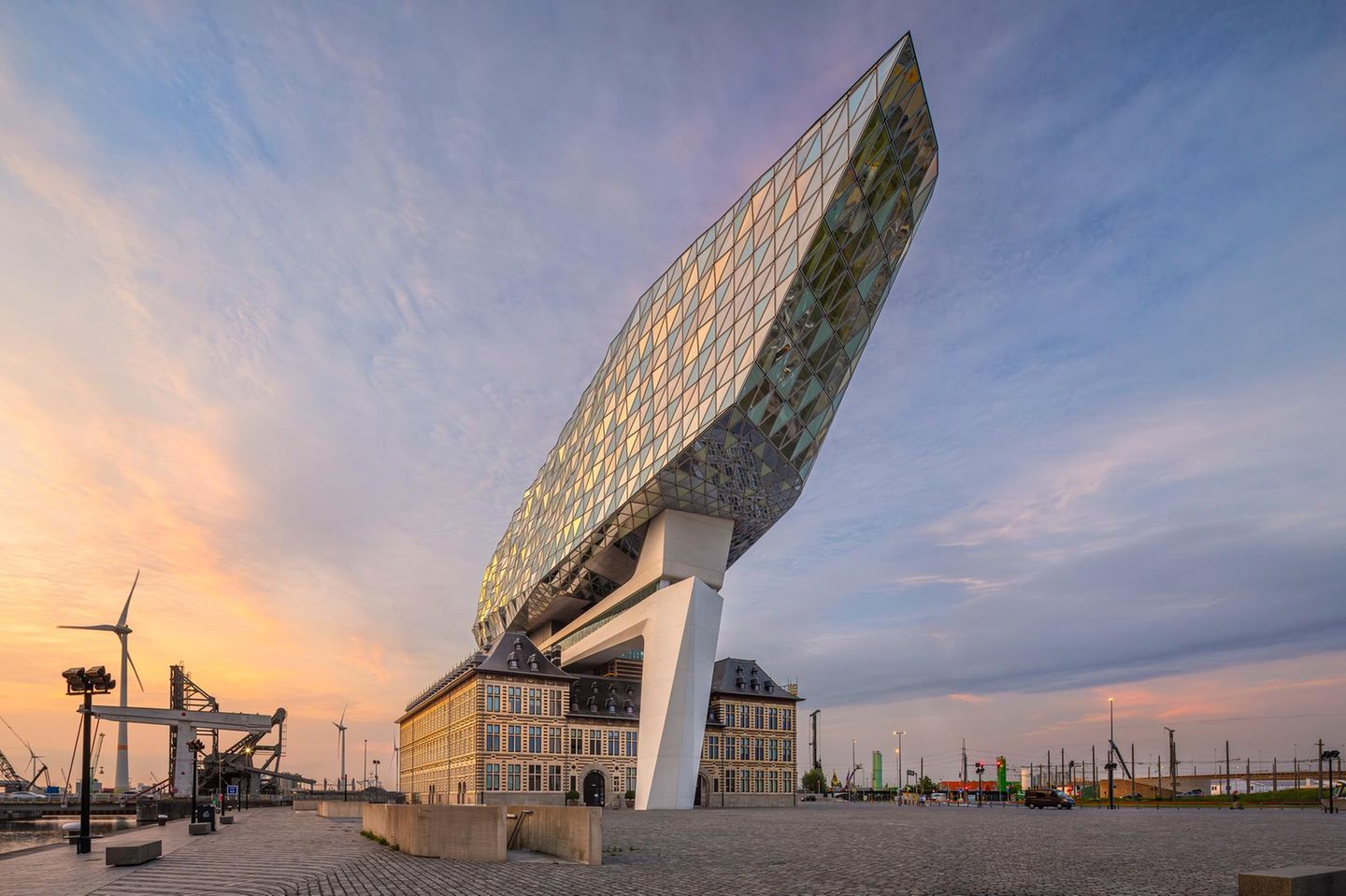 Großer Platz mit Backsteingebäude und riesigem Anbau in Form eines Diamanten