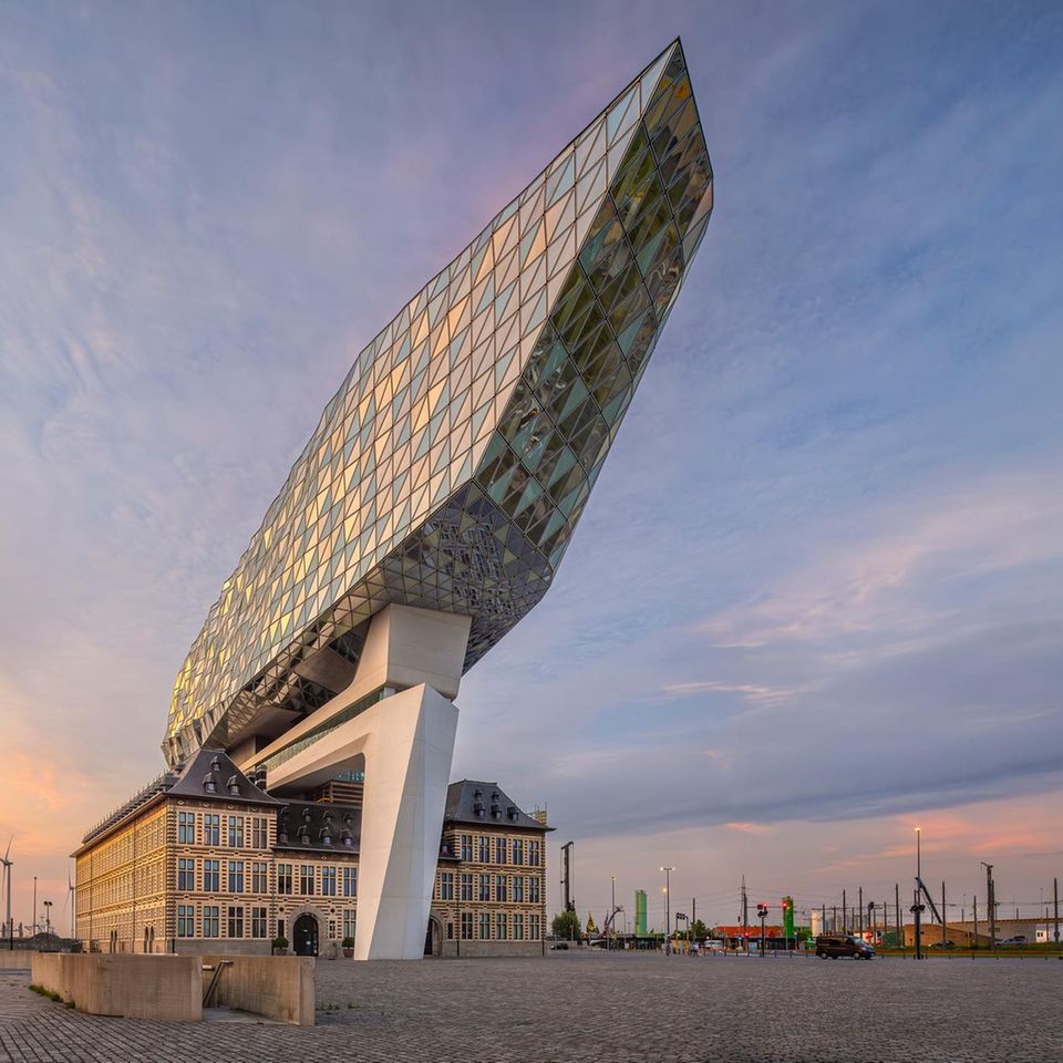 Großer Platz mit Backsteingebäude und riesigem Anbau in Form eines Diamanten