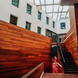 Innenansicht Gebäude MoMu mit Fenstern, Treppe und Bild von Frau
