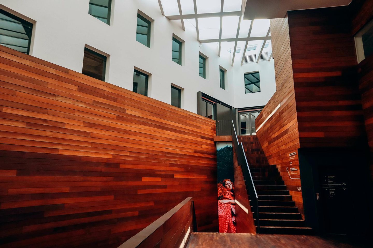 Innenansicht Gebäude MoMu mit Fenstern, Treppe und Bild von Frau