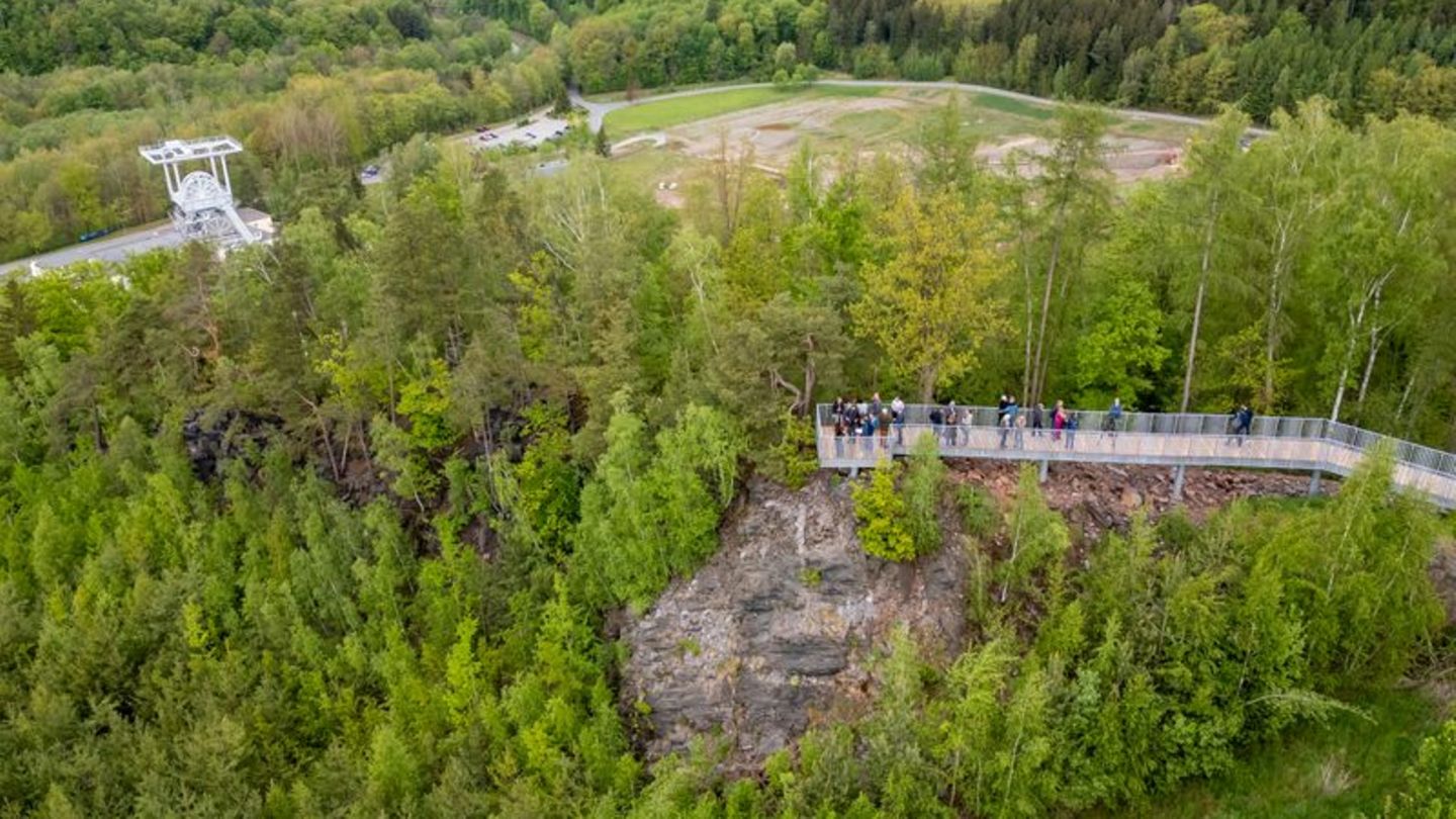 Die ersten Besucher stehen auf der neuen Aussichtsplattform am Schacht 371 des ehemaligen Bergbauunternehmens Wismut AG. Hier un