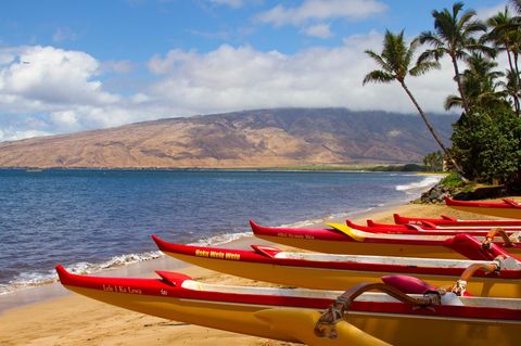 Schon die ersten Siedler aus Polynesien haben vor 4000 Jahren die Paddelboote mit dem Seitenausleger benutzt. Der Ausleger stabilisiert das Boot in den Brandungswellen, der Rumpf ist entsprechend schmal konstruiert, das Boot dadurch sehr schnell. Auf Ausflugstouren kann man sich von der Perfektion der Outrigger überzeugen. Gepaddelt wird meist zu sechst. Wer dann in den Korallenriffen schnorchelt, hat gute Chancen, die bis zu 1,40 Meter großen, grünen Meeresschildkröten zu sichten.