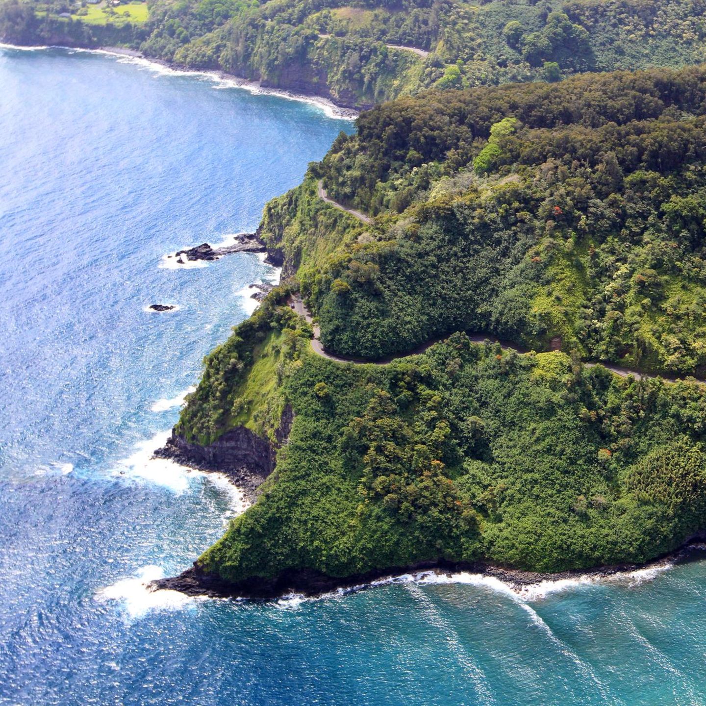 Sie gilt als eine der schönsten und gleichzeitig spektakulärsten Straßen der Welt: die kurvenreiche Straße nach Hana an der Nord-Ostküste von Maui. 84 Kilometer schlängelt sich die teils enge Piste am Pazifik entlang und bietet atemberaubende Aus- und Einblicke auf Regenwald, Wasserfälle, Schluchten und Buchten – und auf den Pazifik natürlich. Start ist in Kahului im Osten auf dem State Highway 36. Attraktionen gibt es unterwegs reichlich: vom legendären "Grandma´s Coffee House" in Kula (sehr zu empfehlen: das Frühstück) bis zum Grab des Flugpioniers Charles Lindbergh in Kipahulu. In der Nähe des Ortes sind auch die 122 Meter hohen Waimoku Wasserfälle (ein Sechskilometerwanderweg startet hier). Die letzte Etappe bis Hana zieht sich endlos – wegen der vielen Kurven und der spektakulären Aussichtspunkte.