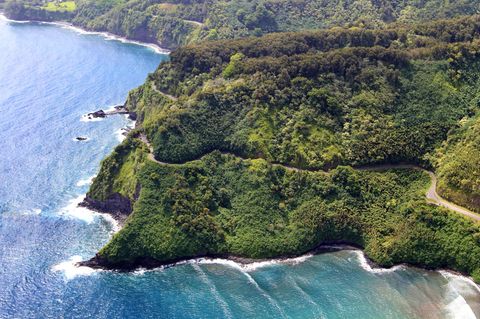 Sie gilt als eine der schönsten und gleichzeitig spektakulärsten Straßen der Welt: die kurvenreiche Straße nach Hana an der Nord-Ostküste von Maui. 84 Kilometer schlängelt sich die teils enge Piste am Pazifik entlang und bietet atemberaubende Aus- und Einblicke auf Regenwald, Wasserfälle, Schluchten und Buchten – und auf den Pazifik natürlich. Start ist in Kahului im Osten auf dem State Highway 36. Attraktionen gibt es unterwegs reichlich: vom legendären "Grandma´s Coffee House" in Kula (sehr zu empfehlen: das Frühstück) bis zum Grab des Flugpioniers Charles Lindbergh in Kipahulu. In der Nähe des Ortes sind auch die 122 Meter hohen Waimoku Wasserfälle (ein Sechskilometerwanderweg startet hier). Die letzte Etappe bis Hana zieht sich endlos – wegen der vielen Kurven und der spektakulären Aussichtspunkte.