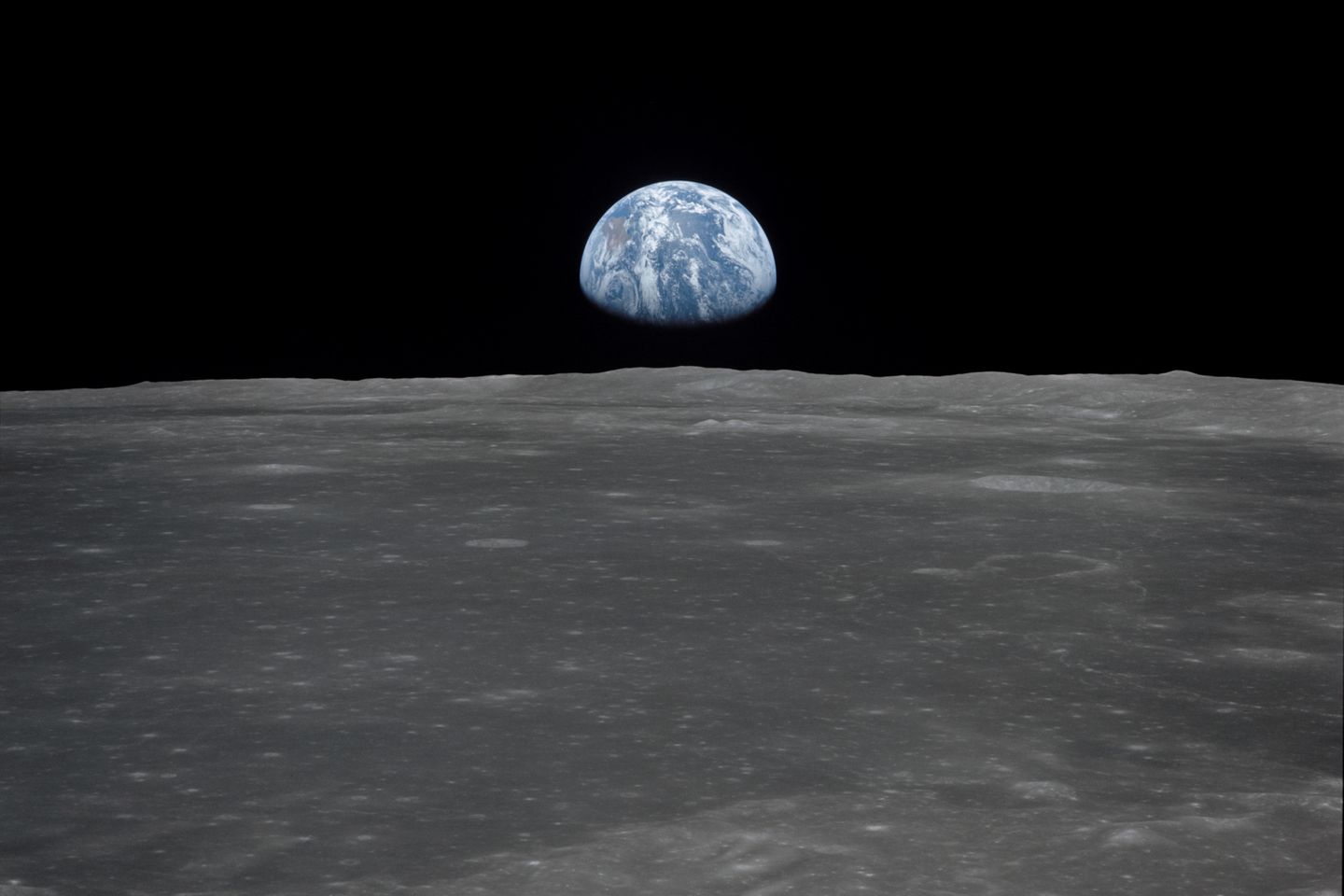Aufnahmen von der ersten Mondmission Apollo 8 zeigen, wie die Erde über dem Horizont des Mondes aufgeht. Das "Earthrise"-Bild ist eine Ikone der Weltraumfotografie, NASA-Astronaut William Anders nahm es an Heiligabend 1968 aus 780 Kilometern Höhe auf. Die Mondlandschaft im Vordergrund befindet sich im Gebiet des Smyth-Meeres auf der Vorderseite des Erdtrabanten.