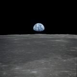 Aufnahmen von der ersten Mondmission Apollo 8 zeigen, wie die Erde über dem Horizont des Mondes aufgeht. Das "Earthrise"-Bild ist eine Ikone der Weltraumfotografie, NASA-Astronaut William Anders nahm es an Heiligabend 1968 aus 780 Kilometern Höhe auf. Die Mondlandschaft im Vordergrund befindet sich im Gebiet des Smyth-Meeres auf der Vorderseite des Erdtrabanten.