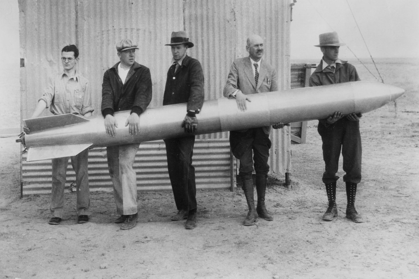 Nachdem Robert H. Goddard (Zweiter von rechts) sich lange theoretisch mit der Raumfahrt beschäftigt hatte, startete er 1926 seine erste experimentelle Rakete – die weltweit erste, die mit flüssigem Treibstoff funktionierte. Damit hatte er den Prototypen einer Maschine vorgestellt, die theoretisch weiter fliegen konnte als Flugzeuge oder Ballons, die ja jeweils auf eine tragende Atmosphäre angewiesen waren. Postum wurde er von der NASA zum "Vater der amerikanischen Raketentechnik" erklärt.