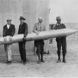 Nachdem Robert H. Goddard (Zweiter von rechts) sich lange theoretisch mit der Raumfahrt beschäftigt hatte, startete er 1926 seine erste experimentelle Rakete – die weltweit erste, die mit flüssigem Treibstoff funktionierte. Damit hatte er den Prototypen einer Maschine vorgestellt, die theoretisch weiter fliegen konnte als Flugzeuge oder Ballons, die ja jeweils auf eine tragende Atmosphäre angewiesen waren. Postum wurde er von der NASA zum "Vater der amerikanischen Raketentechnik" erklärt.