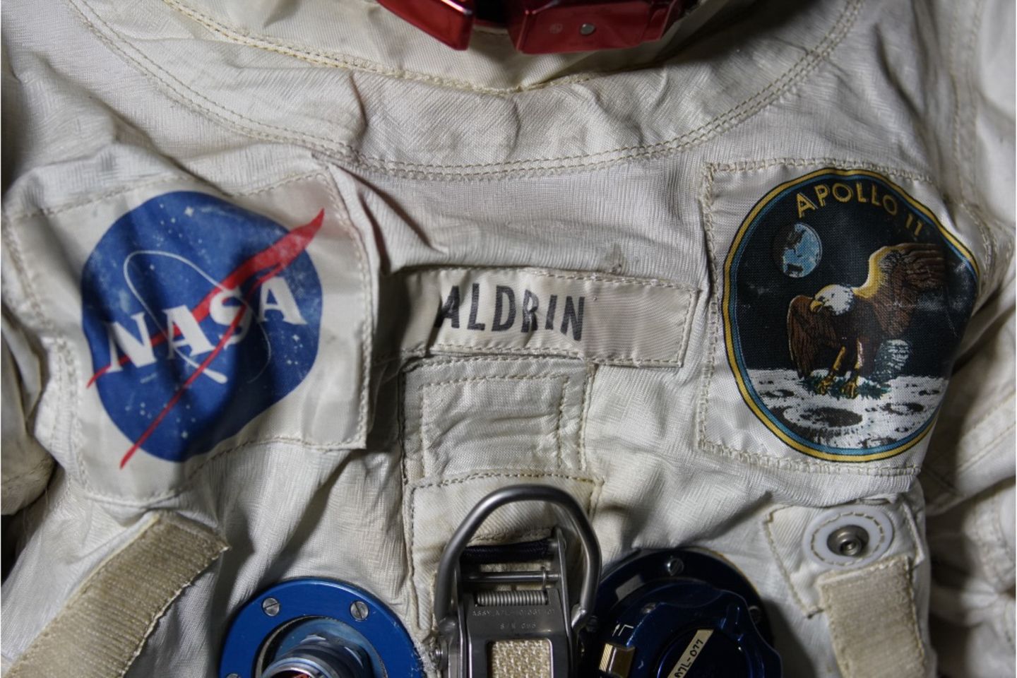 Dieser Anzug ist eines der berühmtesten technischen Objekte des 20. Jahrhunderts: Buzz Aldrin trug ihn bei der Apollo-11-Mission 1969. Aldrin war der Pilot der Mondlandefähre "Eagle" und betrat nach Neil Armstrong als zweiter Mensch den Mond. Die Fotografie des Raumanzugs stammt aus dem Jahr 2014.