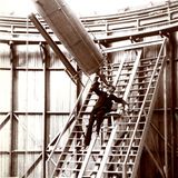 Um das Jahr 1897 entstand diese Aufnahme von Percival Lowell, einem wohlhabenden amerikanischen Geschäftsmann mit einer Schwäche für den Mars. In seiner Kindheit beobachtete er den Planeten vom Dach seines Elternhauses, 1894 baute er ein Observatorium in Flagstaff, Arizona. Von dort betrachtete er die Marsoberfläche und zog mitunter falsche Schlüsse. So meinte er, von Marsbewohnern angelegte Kanäle zu sehen, die Wasser von den Eiskappen in wasserärmere Regionen am Äquator umleiten sollten.