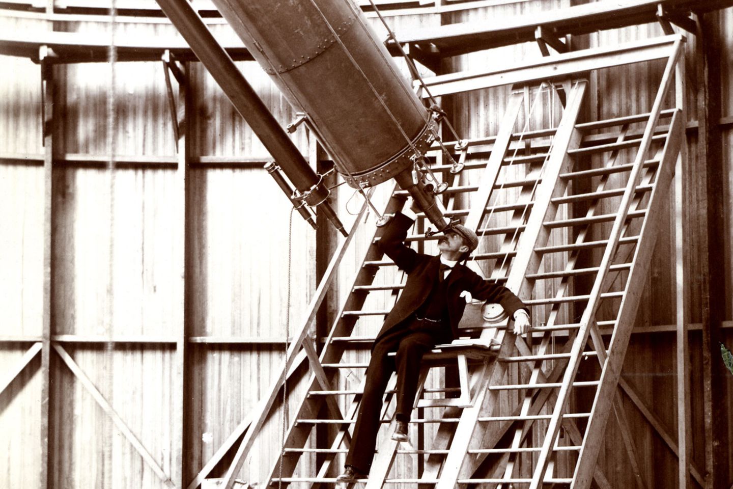 Um das Jahr 1897 entstand diese Aufnahme von Percival Lowell, einem wohlhabenden amerikanischen Geschäftsmann mit einer Schwäche für den Mars. In seiner Kindheit beobachtete er den Planeten vom Dach seines Elternhauses, 1894 baute er ein Observatorium in Flagstaff, Arizona. Von dort betrachtete er die Marsoberfläche und zog mitunter falsche Schlüsse. So meinte er, von Marsbewohnern angelegte Kanäle zu sehen, die Wasser von den Eiskappen in wasserärmere Regionen am Äquator umleiten sollten.