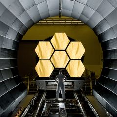 Mit dem James-Webb-Weltraumteleskop der NASA gelingen atemberaubende Weltraumaufnahmen, die Forschenden neue Erkenntnisse liefern. Diese Aufnahme von 2011 zeigt den Ingenieur Ernie Wright, der die Vorbereitung der ersten sechs Primärspiegelsegmente beobachtet. Aus insgesamt 18 solcher Segmente besteht der 6.5 Meter breite Hauptspiegel des Teleskops.