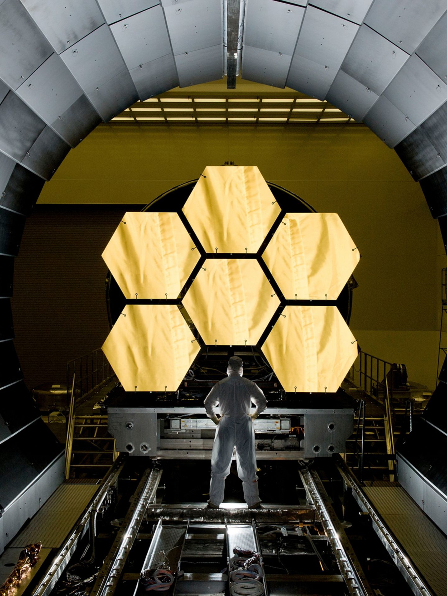 Mit dem James-Webb-Weltraumteleskop der NASA gelingen atemberaubende Weltraumaufnahmen, die Forschenden neue Erkenntnisse liefern. Diese Aufnahme von 2011 zeigt den Ingenieur Ernie Wright, der die Vorbereitung der ersten sechs Primärspiegelsegmente beobachtet. Aus insgesamt 18 solcher Segmente besteht der 6.5 Meter breite Hauptspiegel des Teleskops.