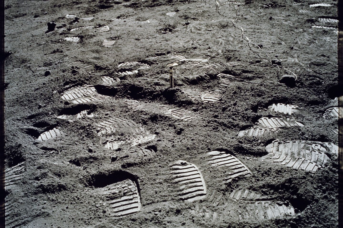 Spuren eines Außenbordeinsatzes der Apollo-17-Missionim Jahr 1972. Seit die Menschen den Mond betreten haben, ist er eine archäologische Stätte, so die Archäologin Alice Gorman, auch bekannt als "Dr. Space Junk".  Die Forscherin befasst sich mit den kulturellen Aspekten unserer Weltraumaktivitäten, unter anderem untersucht sie Weltraummüll, der die Erde umkreist und die Raumfahrt zunehmend gefährdet.