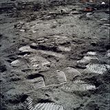 Spuren eines Außenbordeinsatzes der Apollo-17-Missionim Jahr 1972. Seit die Menschen den Mond betreten haben, ist er eine archäologische Stätte, so die Archäologin Alice Gorman, auch bekannt als "Dr. Space Junk".  Die Forscherin befasst sich mit den kulturellen Aspekten unserer Weltraumaktivitäten, unter anderem untersucht sie Weltraummüll, der die Erde umkreist und die Raumfahrt zunehmend gefährdet.