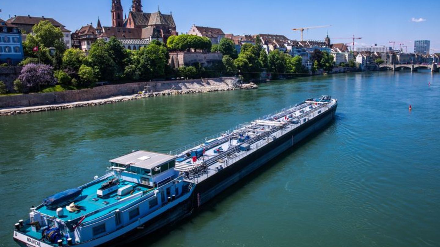 Das Grundwasser entlang des Oberrheins ist nach einer Studie erheblich mit Schadstoffen belastet (Archivbild). Foto: Jens Büttne