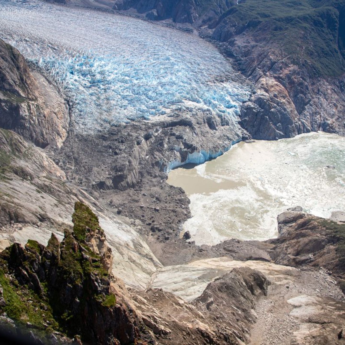 Luftaufnahme des Erdrutsches nach Tsunami in Alaska