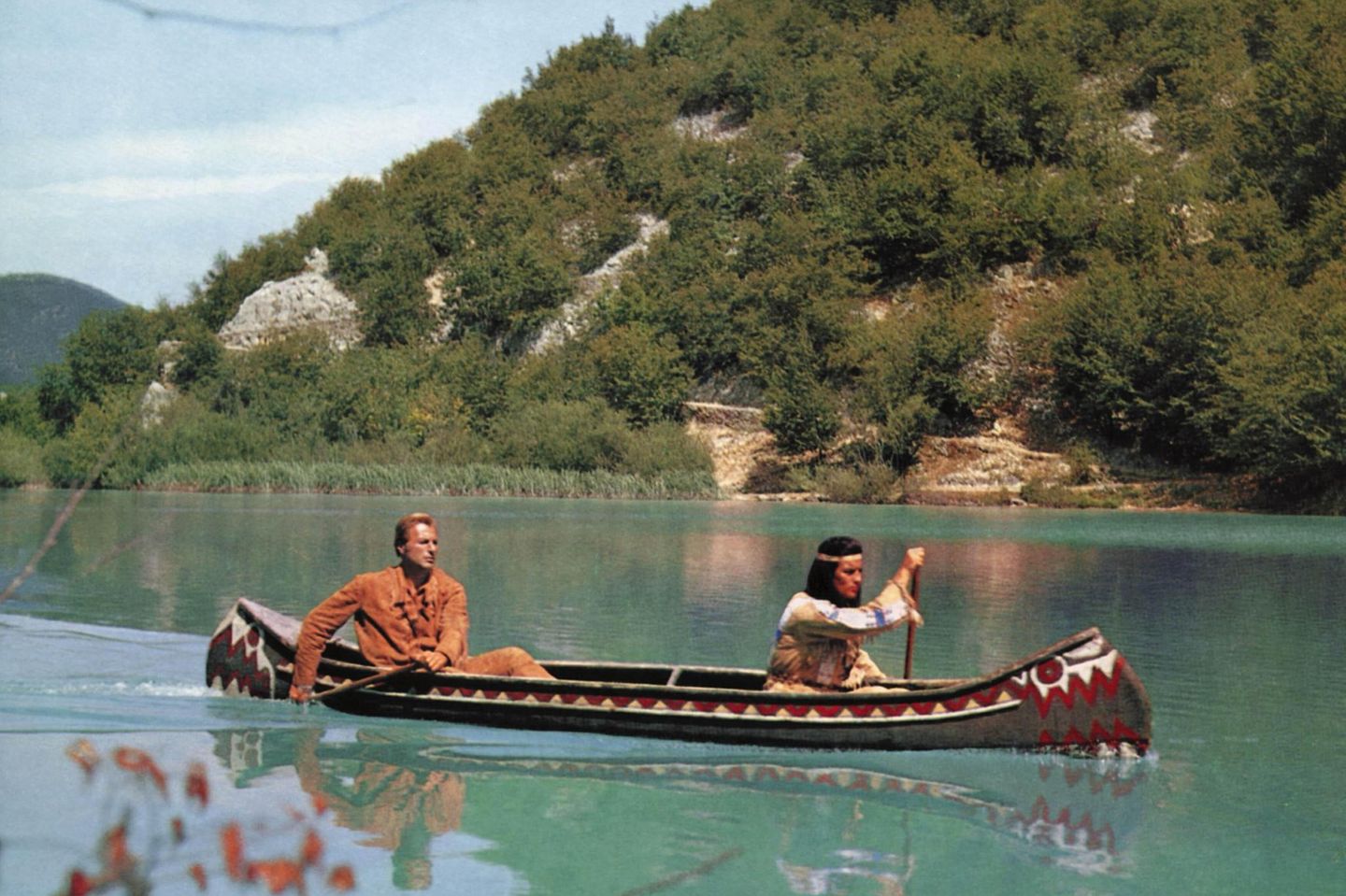 Lex Barker und  Pierre Brice im Kanu