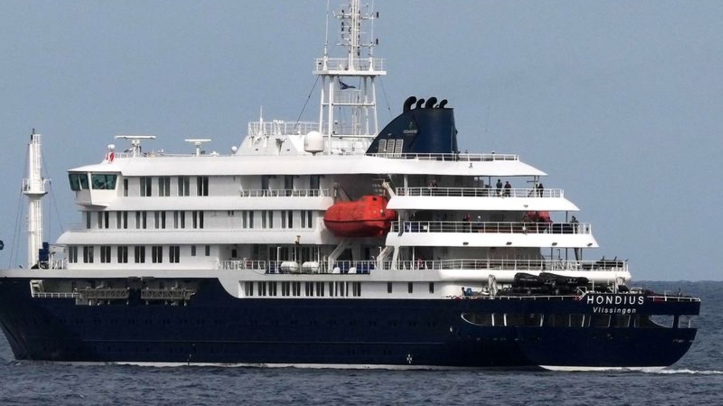Das Kreuzfahrtschiff "Hondius" verließ den Hafen von Praia und fährt nun Richtung Teneriffa. Foto: Misper Apawu/AP/dpa