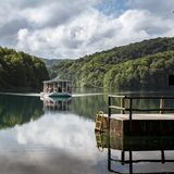 Autos, Busse, Fahrräder – sind hier nicht erlaubt. Auch Baden ist streng verboten, um das empfindliche Ökosystem zu schützen. Zu Fuß geht es auf schmalen Holzwegen über und um die Seen, an Höhlen, Wasserfällen und bewaldeten Felsen vorbei. Ausnahme: Auf dem größten See Kozjak gibt es im Sommer Holzruderboote zu leihen. Gegen eine kleine Gebühr gehört der See Ihnen. Für noch mehr Mobilität sorgen im gesamten Nationalpark die leise über den See gleitenden elektrischen Fährboote – die einzigen Wasserfahrzeuge, die auf den Seen unterwegs sein dürfen. 