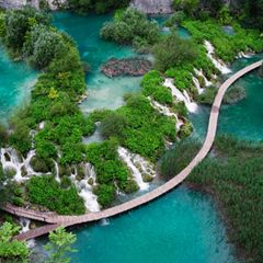 Alle, die Lust auf Natur haben, gern spazieren, wandern und fotografieren, sind hier genau am richtigen Ort. Wer die Plitvicer Seen erkundet, sollte Zeit mitbringen und zur Hochsaison am besten schon früh losstarten: Dann ist der Nationalpark sehr gut besucht, sodass auf den schmalen Holzwegen rund um beliebte Orte und an den Fähranlegern viel los sein kann.