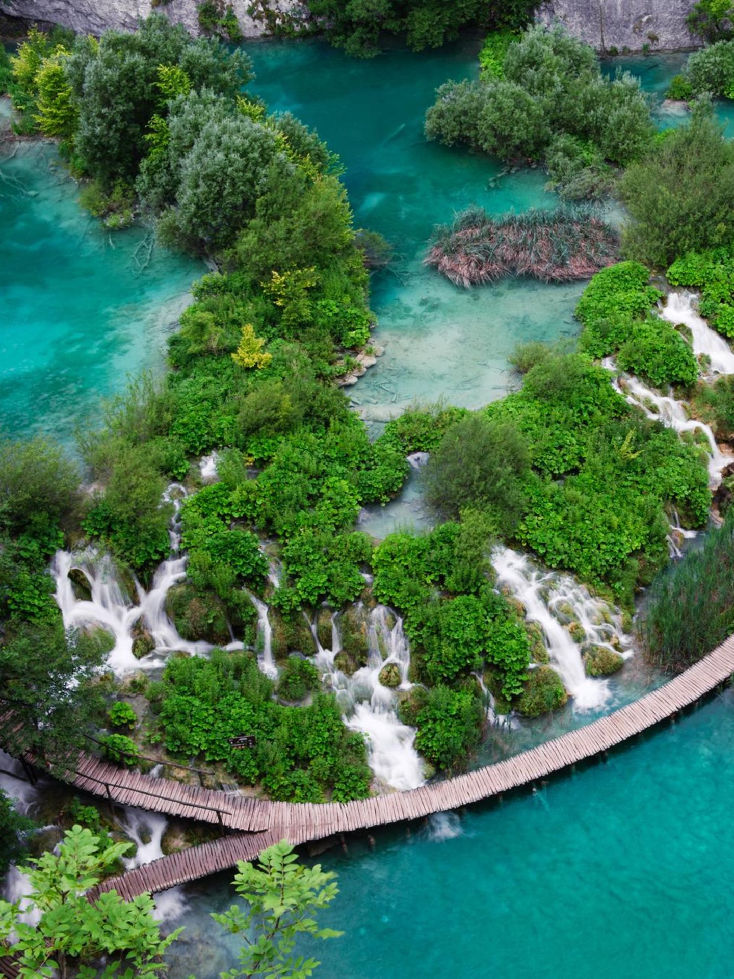 Alle, die Lust auf Natur haben, gern spazieren, wandern und fotografieren, sind hier genau am richtigen Ort. Wer die Plitvicer Seen erkundet, sollte Zeit mitbringen und zur Hochsaison am besten schon früh losstarten: Dann ist der Nationalpark sehr gut besucht, sodass auf den schmalen Holzwegen rund um beliebte Orte und an den Fähranlegern viel los sein kann.
