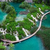 Alle, die Lust auf Natur haben, gern spazieren, wandern und fotografieren, sind hier genau am richtigen Ort. Wer die Plitvicer Seen erkundet, sollte Zeit mitbringen und zur Hochsaison am besten schon früh losstarten: Dann ist der Nationalpark sehr gut besucht, sodass auf den schmalen Holzwegen rund um beliebte Orte und an den Fähranlegern viel los sein kann.