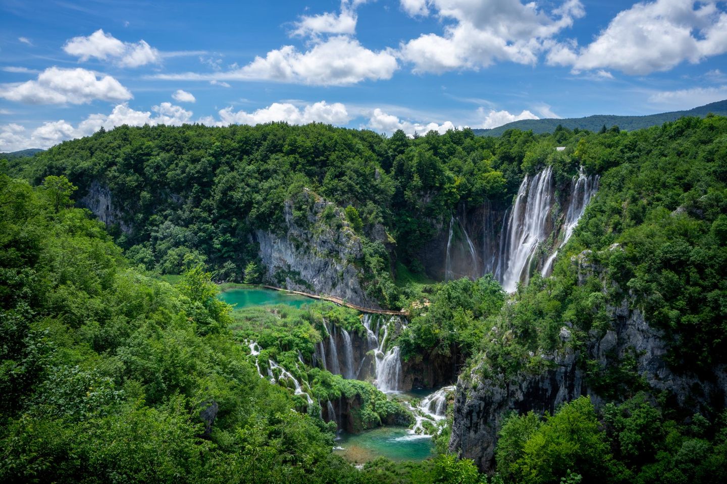 Über einen 78 Meter hohen Felsen stürzt das Wasser des Veliki Slap, des größten Wasserfalls im Nationalpark, in die Tiefe. Zwischen dem niedrigsten und dem höchsten Punkt des Schutzgebiets liegen rund 900 Höhenmeter. In den Niederungen sorgt das für beinahe mediterrane Wärme, in den oberen Lagen für frische Bergluft. Die Tier- und Pflanzenwelt der Seenlandschaft ist dadurch einzigartig. Unter den zahlreichen geschützten Arten im Park ist auch der Gelbe Frauenschuh, eine der seltensten und schönsten Orchideen Europas.