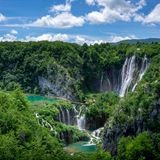 Über einen 78 Meter hohen Felsen stürzt das Wasser des Veliki Slap, des größten Wasserfalls im Nationalpark, in die Tiefe. Zwischen dem niedrigsten und dem höchsten Punkt des Schutzgebiets liegen rund 900 Höhenmeter. In den Niederungen sorgt das für beinahe mediterrane Wärme, in den oberen Lagen für frische Bergluft. Die Tier- und Pflanzenwelt der Seenlandschaft ist dadurch einzigartig. Unter den zahlreichen geschützten Arten im Park ist auch der Gelbe Frauenschuh, eine der seltensten und schönsten Orchideen Europas.