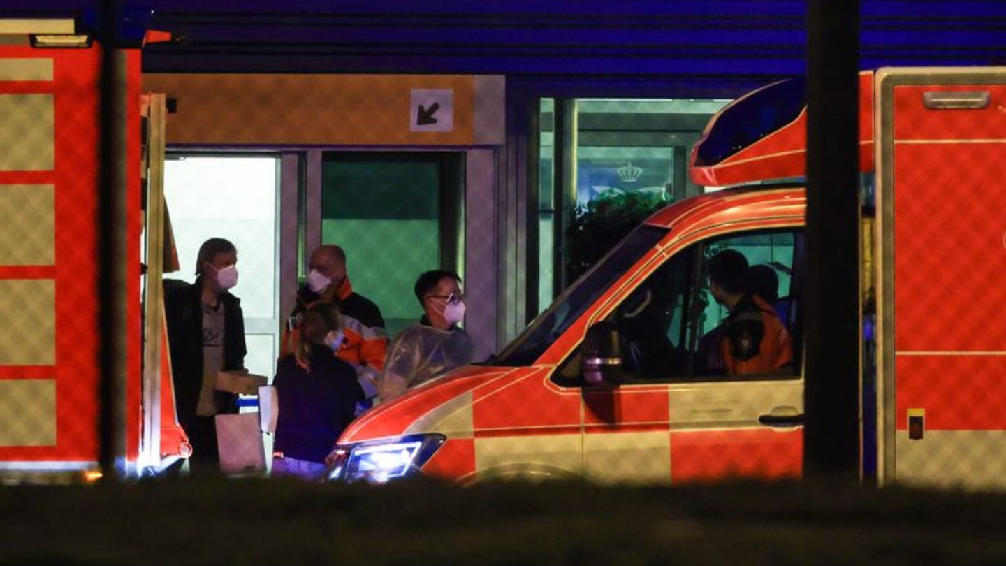 Die deutschen Passagiere wurden per Konvoi nach Frankfurt gebracht. Foto: Christoph Reichwein/dpa