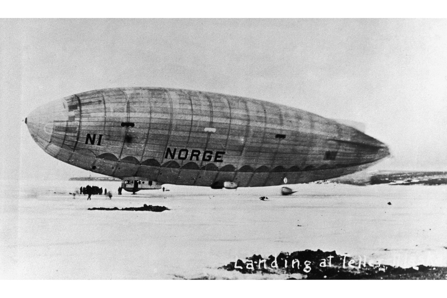 Das Luftschiff "Norge" ist auf einem Schneefeld gelandet.