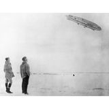 Amundsen und Ellsworth betrachten vom Boden aus die "Norge" am Himmel.