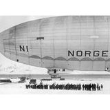 Eine Menschenmenge winkt dem startenden Luftschiff "Norge" zu.