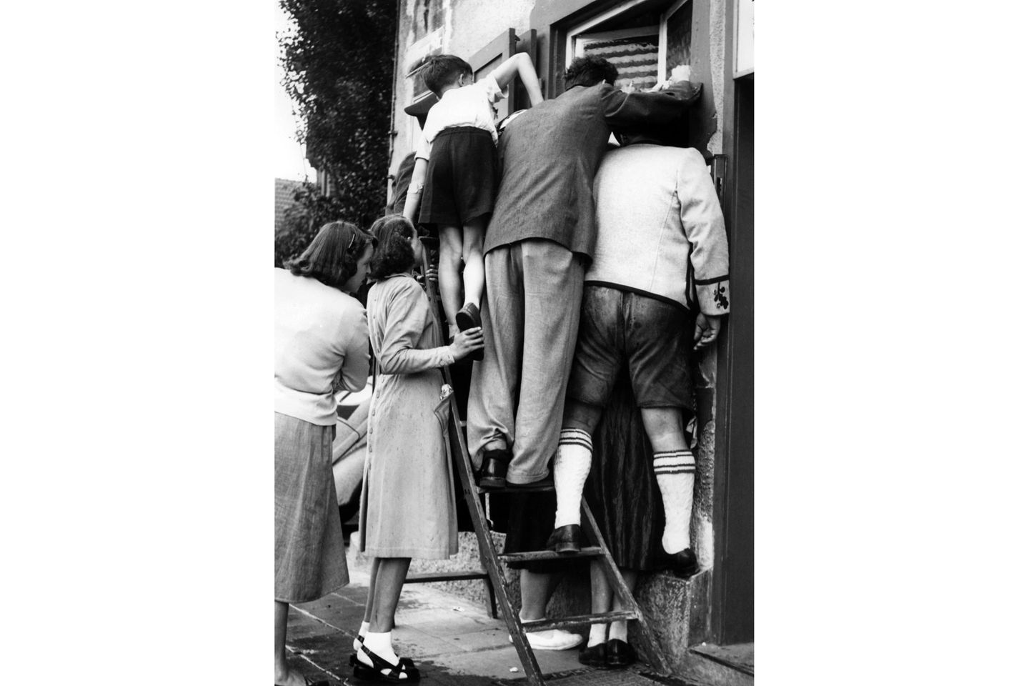 Fans der deutschen Fußballnationalmannschaft drängeln sich am 4. Juli 1954 in Stuttgart vor ein Fernsehgerät, um das WM‑Finale von Bern zu verfolgen – für viele ist es eines der ersten Live‑Spiele überhaupt auf dem neuen Medium. In den Wohnzimmern und Vereinsheimen flimmert das "Wunder von Bern" in Schwarz-Weiß über den Bildschirm, während draußen noch Trümmer stehen und das Wirtschaftswunder gerade erst beginnt.