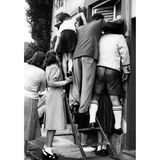 Fans der deutschen Fußballnationalmannschaft drängeln sich am 4. Juli 1954 in Stuttgart vor ein Fernsehgerät, um das WM‑Finale von Bern zu verfolgen – für viele ist es eines der ersten Live‑Spiele überhaupt auf dem neuen Medium. In den Wohnzimmern und Vereinsheimen flimmert das "Wunder von Bern" in Schwarz-Weiß über den Bildschirm, während draußen noch Trümmer stehen und das Wirtschaftswunder gerade erst beginnt.
