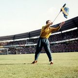 Ein schwedischer Stimmungsmacher schwenkt am 24. Juni 1958 im ausverkauften Göteborger Ullevi‑Stadion die blau‑gelbe Flagge, 49.500 Zuschauer antworten mit Trillerpfeifen und Fangesängen. Auf dem Rasen treffen im WM‑Halbfinale die Gastgeber auf den Titelverteidiger aus Deutschland – am Ende setzt sich Schweden mit 3:1 durch und stoppt den Traum von einer erneuten deutschen Finalteilnahme.
