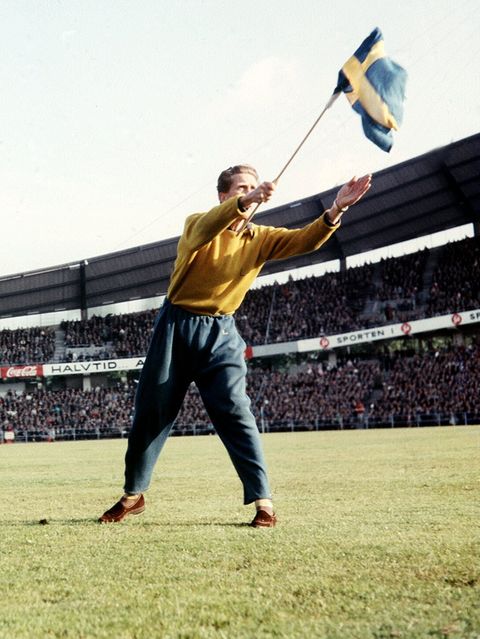 Ein schwedischer Stimmungsmacher schwenkt am 24. Juni 1958 im ausverkauften Göteborger Ullevi‑Stadion die blau‑gelbe Flagge, 49.500 Zuschauer antworten mit Trillerpfeifen und Fangesängen. Auf dem Rasen treffen im WM‑Halbfinale die Gastgeber auf den Titelverteidiger aus Deutschland – am Ende setzt sich Schweden mit 3:1 durch und stoppt den Traum von einer erneuten deutschen Finalteilnahme.