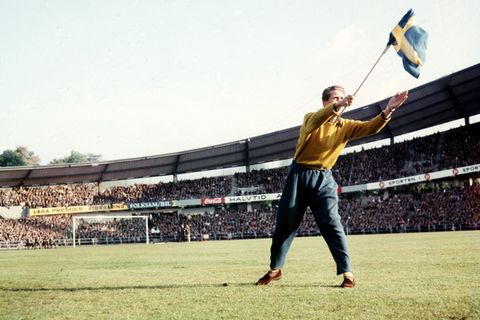 Ein schwedischer Stimmungsmacher schwenkt am 24. Juni 1958 im ausverkauften Göteborger Ullevi‑Stadion die blau‑gelbe Flagge, 49.500 Zuschauer antworten mit Trillerpfeifen und Fangesängen. Auf dem Rasen treffen im WM‑Halbfinale die Gastgeber auf den Titelverteidiger aus Deutschland – am Ende setzt sich Schweden mit 3:1 durch und stoppt den Traum von einer erneuten deutschen Finalteilnahme.