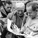 Sepp Herberger (r.) trifft während der Weltmeisterschaft 1966 im englischen Ashbourne auf zwei besondere Unterstützer: Kurt Bednarek (M.) und Manfred Pankalla (l.), waren mit dem Moped zur Weltmeisterschaft angereist. Herberger, der "Weise von der Bergstraße", hatte Deutschland mit dem "Wunder von Bern" 1954 nicht nur zum ersten WM‑Titel geführt, sondern einem vom Krieg müden Land ein neues Selbstbewusstsein gegeben. Seine Sätze – "Das Spiel dauert 90 Minuten" und "Nach dem Spiel ist vor dem Spiel" – gehören längst zum festen Repertoire deutscher Fußballweisheiten.