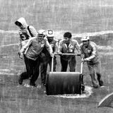 Eine halbe Stunde vor dem Anpfiff des Spiels Deutschland gegen Polen am 3. Juli 1974 steht plötzlich alles auf der Kippe. Ein Wolkenbruch verwandelt den Rasen des Frankfurter Waldstadions in eine Seenlandschaft: Stadionhelfer schieben mit schweren Walzen das Wasser vom Spielfeld, während 62.000 Zuschauer ausharren. Die Partie wird um 30 Minuten verschoben. Als der Ball endlich wieder halbwegs rollt, ist der Boden noch immer schwer und rutschig – doch am Ende sorgt ein Tor für das 1:0 und den Finaleinzug der deutschen Elf.