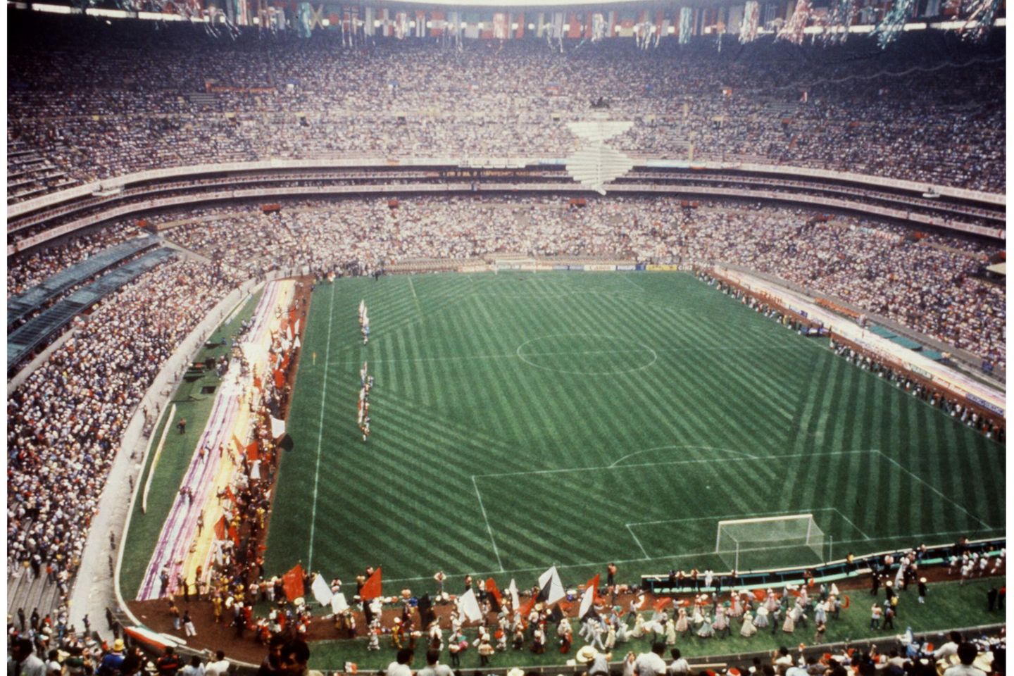 Das Aztekenstadion in Mexiko-Stadt zählt zu den größten und symbolträchtigsten Fußballarenen der Welt. Am 31. Mai 1986 versammeln sich rund 90.000 Zuschauer, um die Eröffnungsfeier der Weltmeisterschaft zu erleben. Auf dem Rasen trennen sich später Titelverteidiger Italien und Bulgarien im ersten Spiel des Turniers mit einem 1:1.
